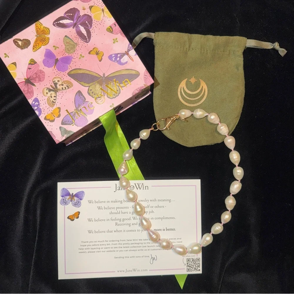 Jane Winn 16” White Pearl Knotted Beaded Necklace NWB and Box - Picture 3 of 8